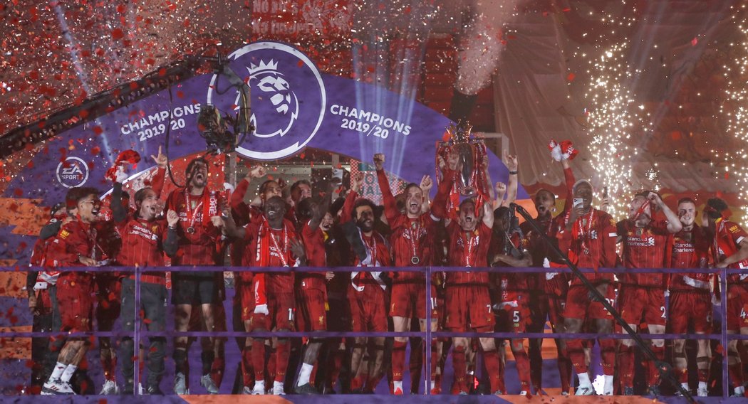 Liverpool převzal trofej pro mistra Premier League