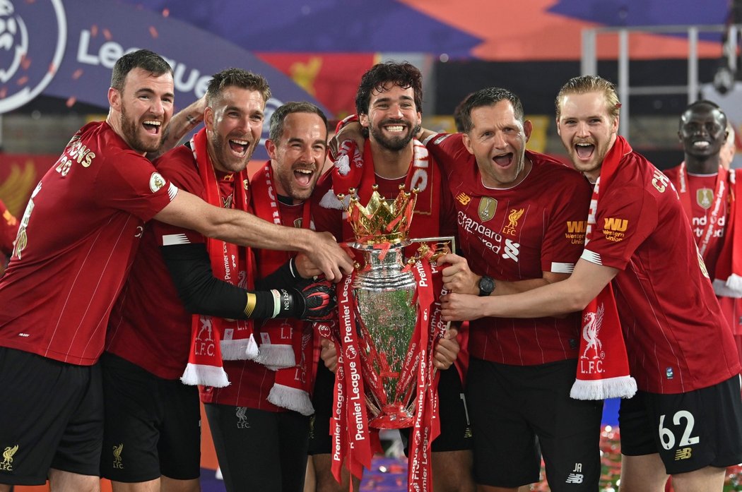 Fotbalisté Liverpoolu oslavují mistrovský titul s trofejí pro vítěze Premier League