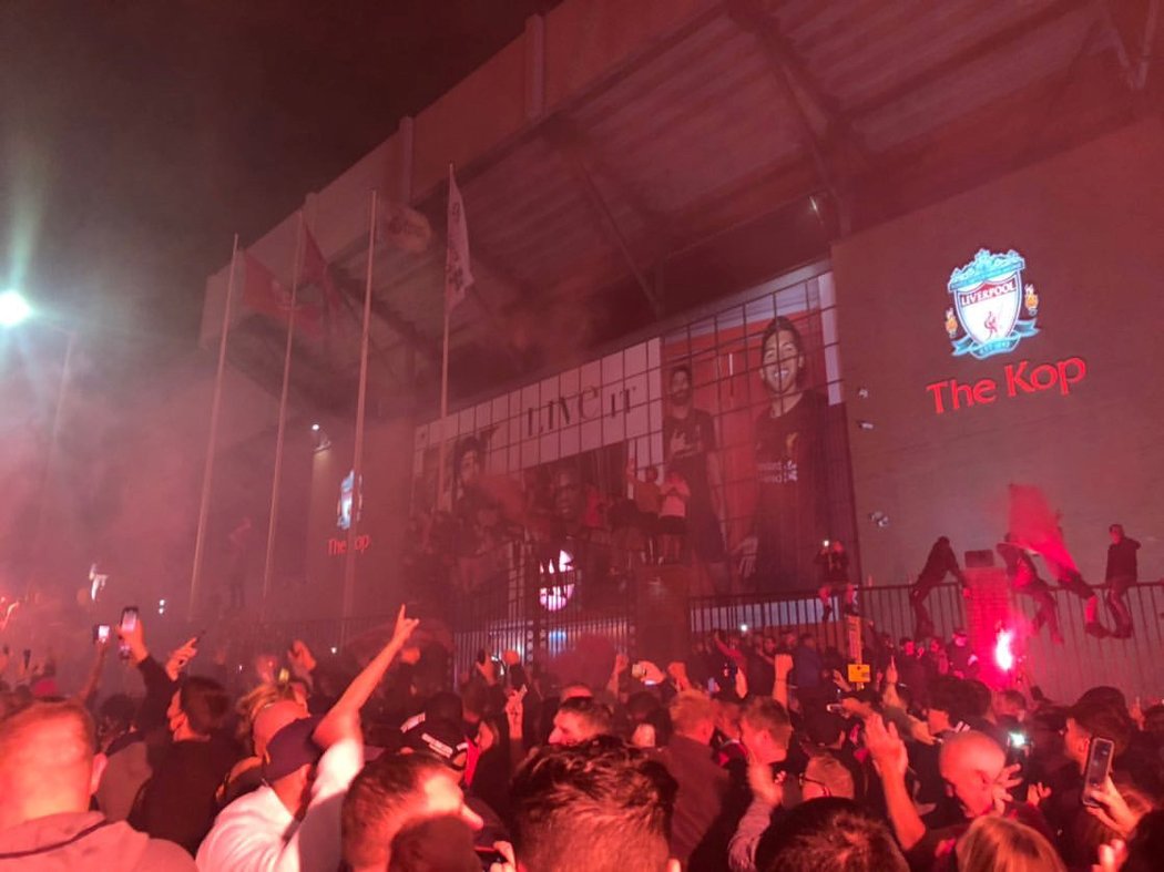 Fanoušci Liverpoolu slaví titul v okolí Anfieldu