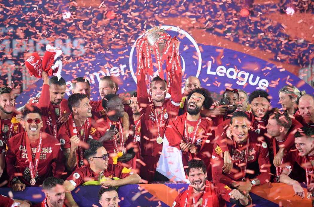 Fotbalisté Liverpoolu oslavují mistrovský titul s trofejí pro vítěze Premier League