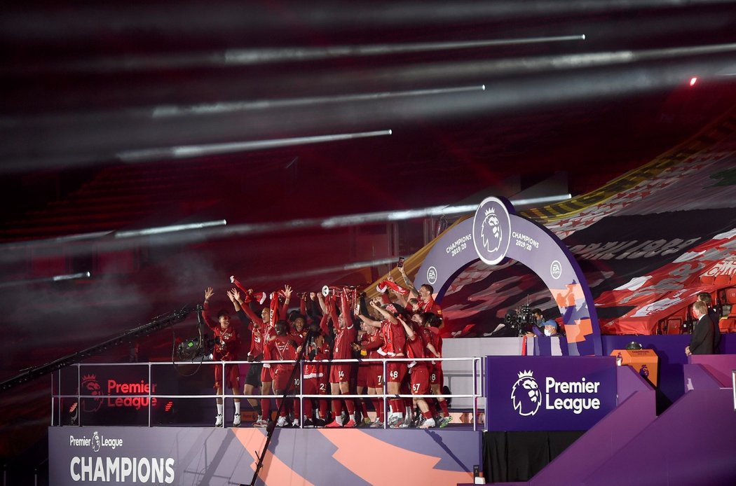 Fotbalisté Liverpoolu oslavují mistrovský titul s trofejí pro vítěze Premier League