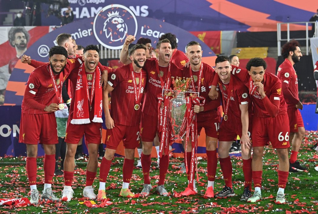 Fotbalisté Liverpoolu oslavují mistrovský titul s trofejí pro vítěze Premier League
