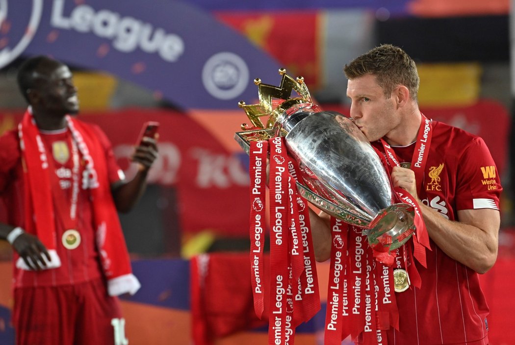 Fotbalisté Liverpoolu oslavují mistrovský titul s trofejí pro vítěze Premier League