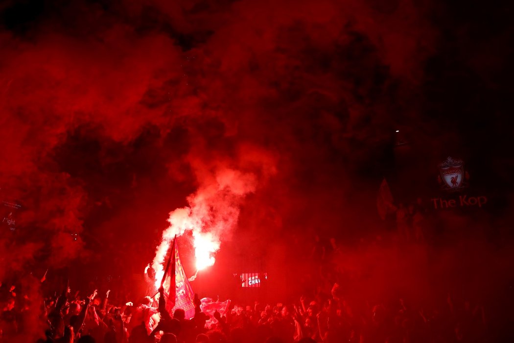 Fanoušci Liverpoolu slaví titul v okolí Anfieldu