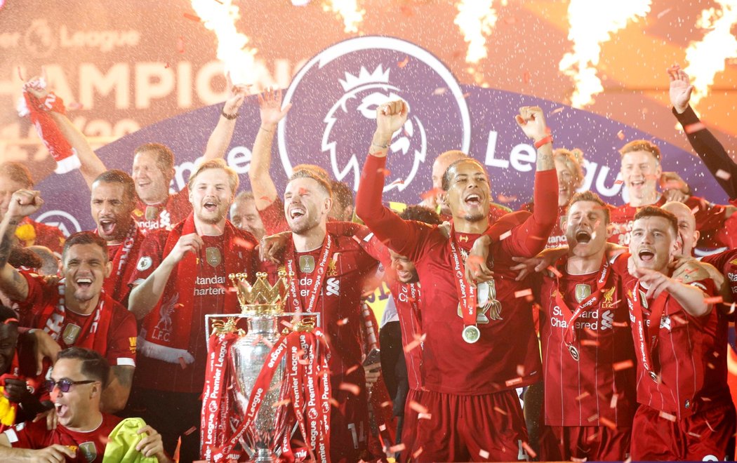 Fotbalisté Liverpoolu oslavují mistrovský titul s trofejí pro vítěze Premier League