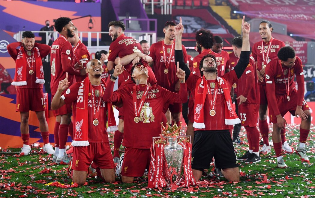 Fotbalisté Liverpoolu oslavují mistrovský titul s trofejí pro vítěze Premier League