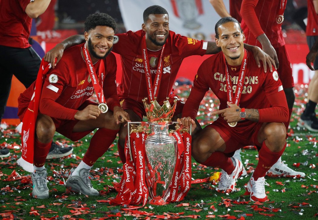 Fotbalisté Liverpoolu oslavují mistrovský titul s trofejí pro vítěze Premier League