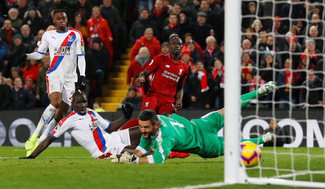 Křídelník Liverpoolu Sadio Mané přidává čtvrtou branku svého týmu