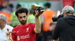 Mohamed Salah s trofejí pro nejlepšího střelce Premier League, o kterou se podělil s Heung-Min Sone z Tottenhamu