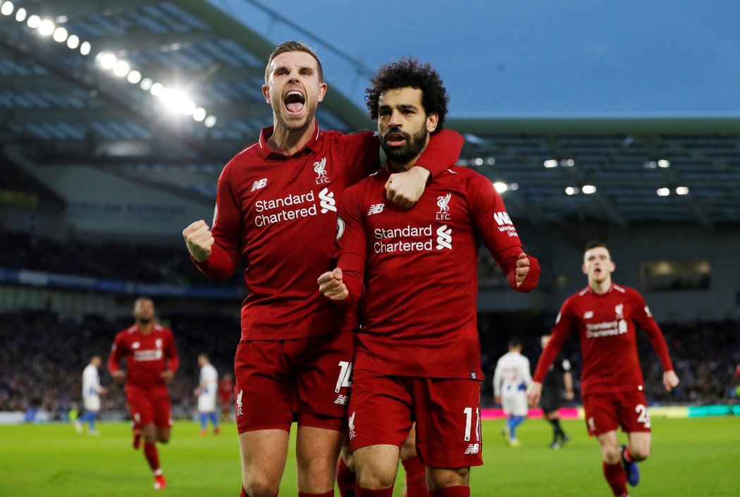 Mohamed Salah oslavuje svou trefu do sítě Brightonu spolu se spoluhráčem Jordanem Hendersonem