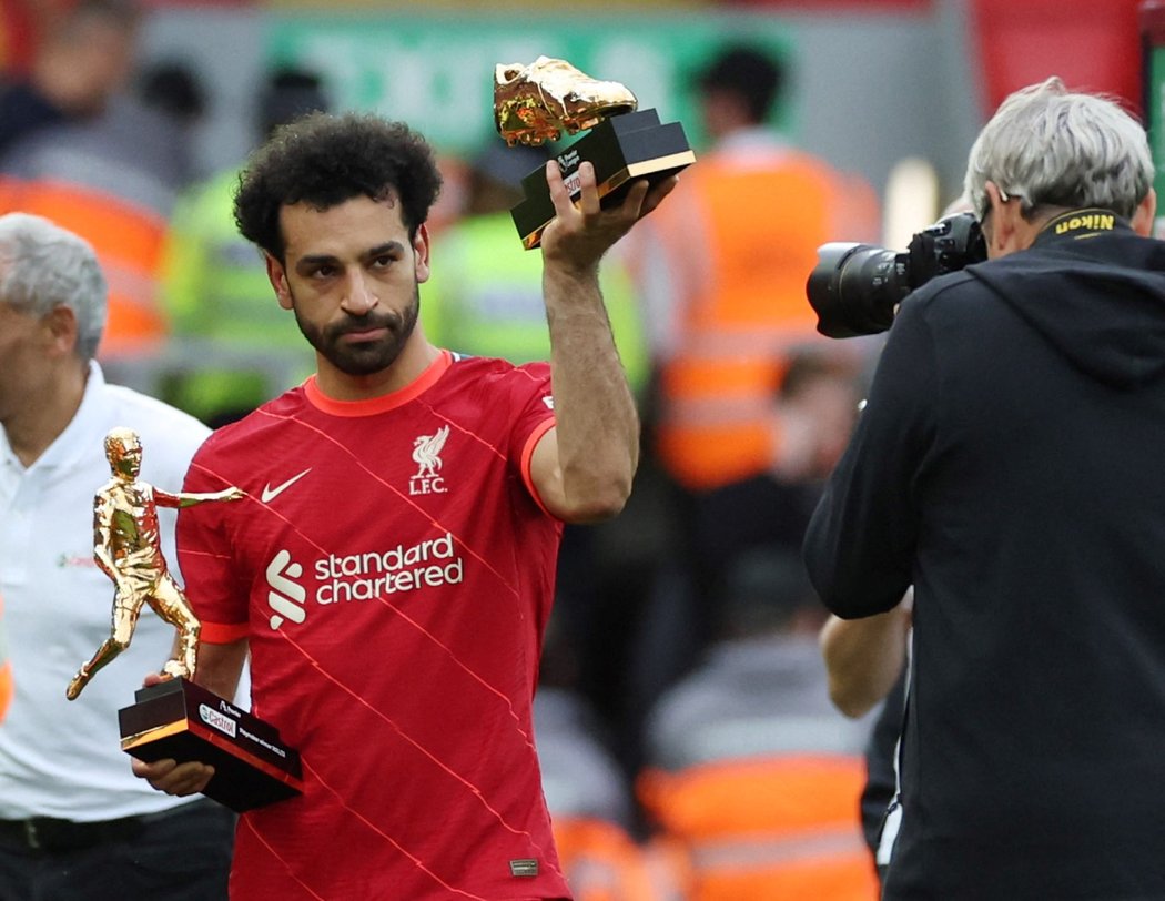 Mohamed Salah s trofejí pro nejlepšího střelce Premier League, o kterou se podělil s Heung-Min Sone z Tottenhamu