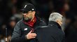 Trenér Liverpoolu Jürgen Klopp a kouč Tottenhamu José Mourinho po utkání, ve kterém Reds zvítězili 1:0