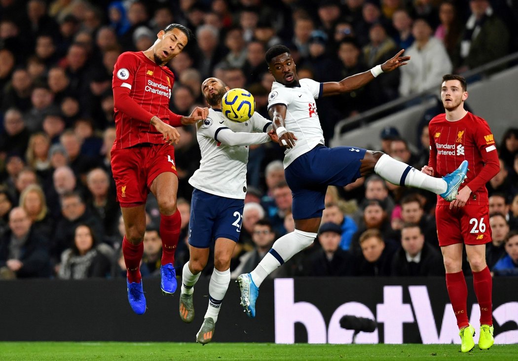 Obránce Liverpoolu Virgil van Dijk v hlavičkovém souboji s dvojicí hráčů Tottenhamu