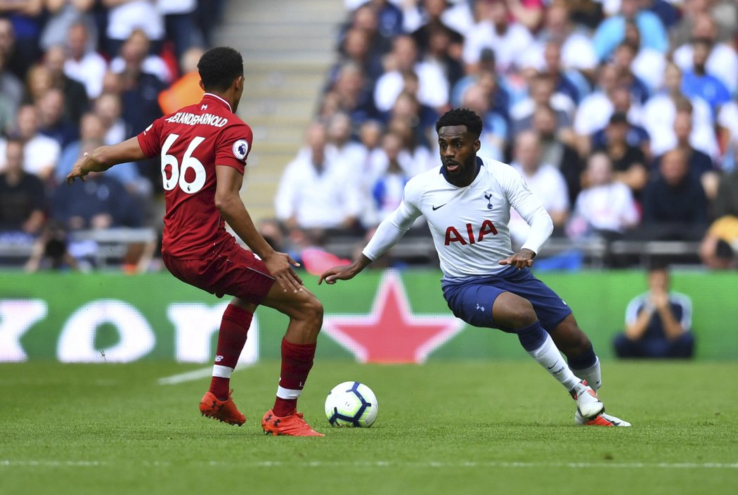 Danny Rose z Tottenhamu se snaží přejít přes Trenta Alexandera-Arnolda