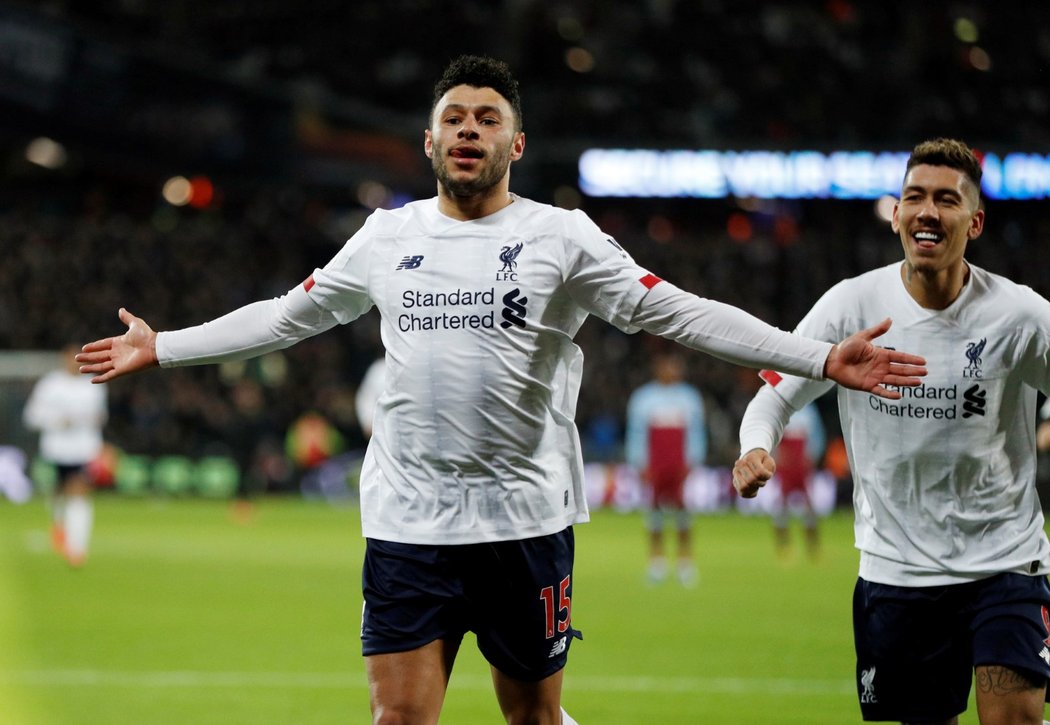 Alex Oxlade-Chamberlain oslavuje svou trefu, kterou zvýšil vedení Liverpoolu nad West Hamem na 2:0.