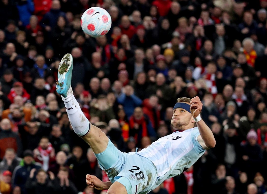 Tomáš Souček v akci na Anfield