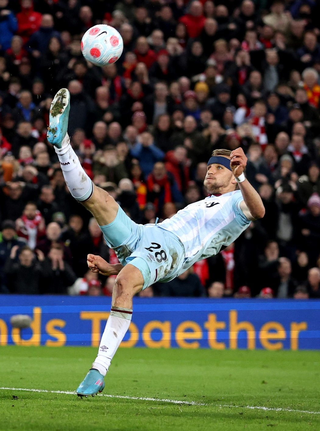 Tomáš Souček v akci na Anfield