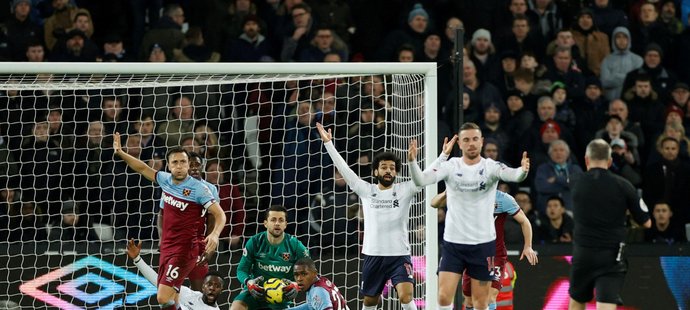 Fotbalisté Liverpoolu (v bílém) se dožadují odpískání penalty v duelu s West Hamem. Tu následně proměnil Mohamed Salah.