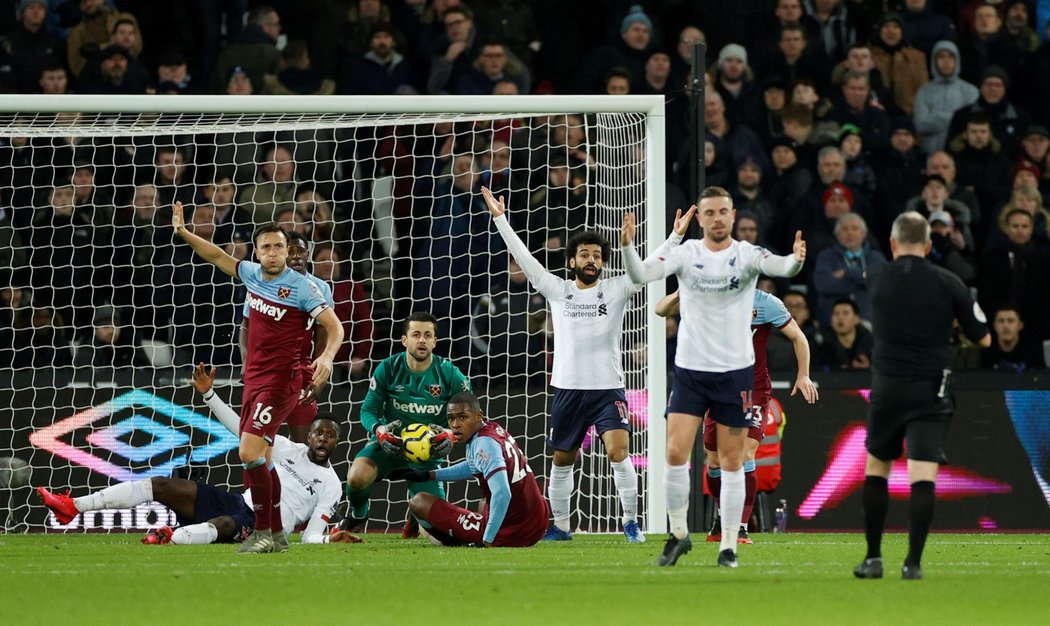 Fotbalisté Liverpoolu (v bílém) se dožadují odpískání penalty v duelu s West Hamem. Tu následně proměnil Mohamed Salah.