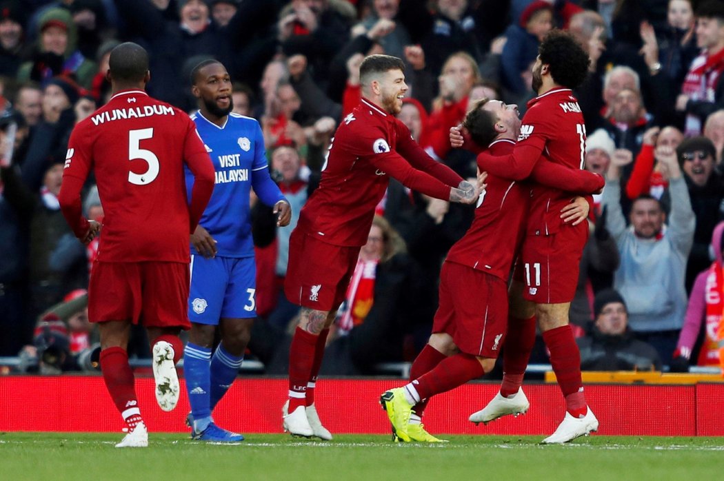 Fotbalisté Liverpoolu se radují z branky, kterou právě vstřelili Cardiffu