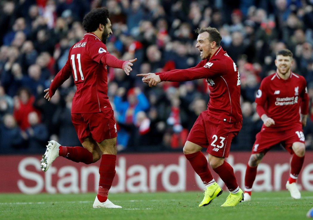 Liverpoolští Mohamed Salah a Xherdan Shaqiri se radují z gólu proti Cardiffu