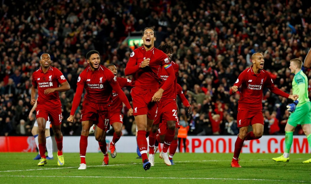 Obrovská radost hráčů Liverpoolu po vítězném gólu do sítě Evertonu