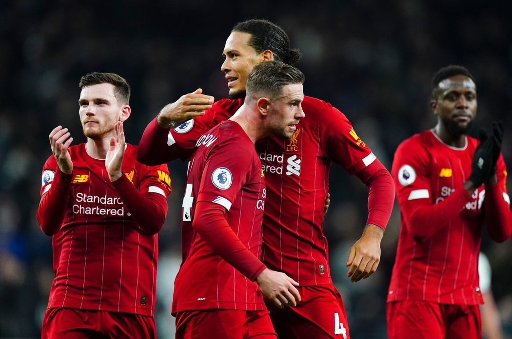 Fotbalisté Liverpoolu oslavují výhru nad Tottenhamem