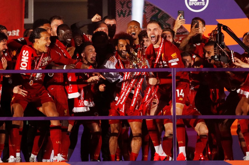 Fotbalisté Liverpoolu s trofejí pro vítěze Premier League