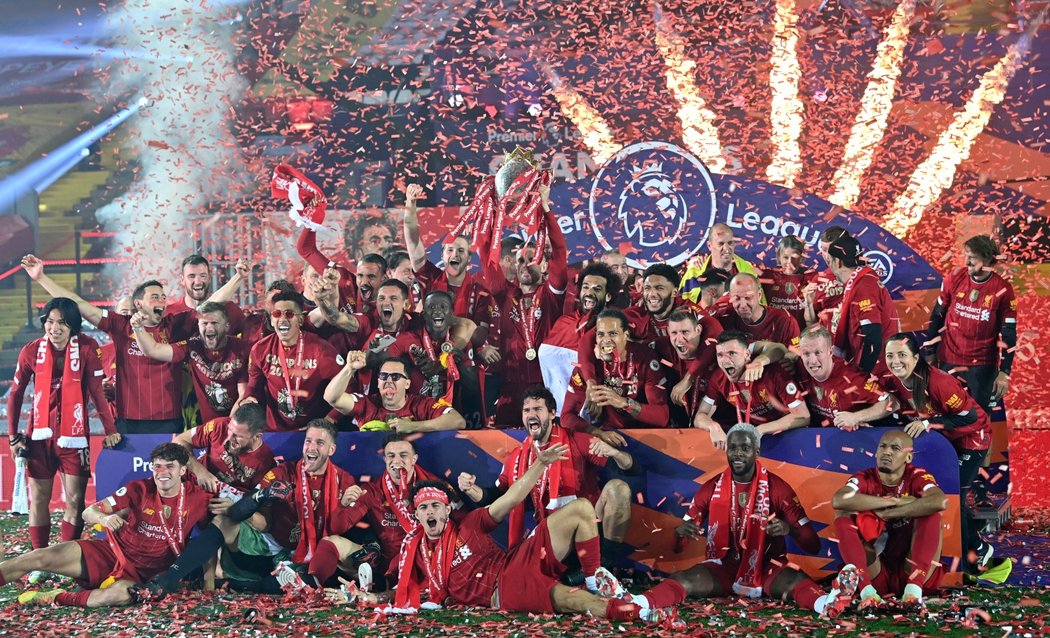Fotbalisté Liverpoolu převzali trofej pro vítěze Premier League
