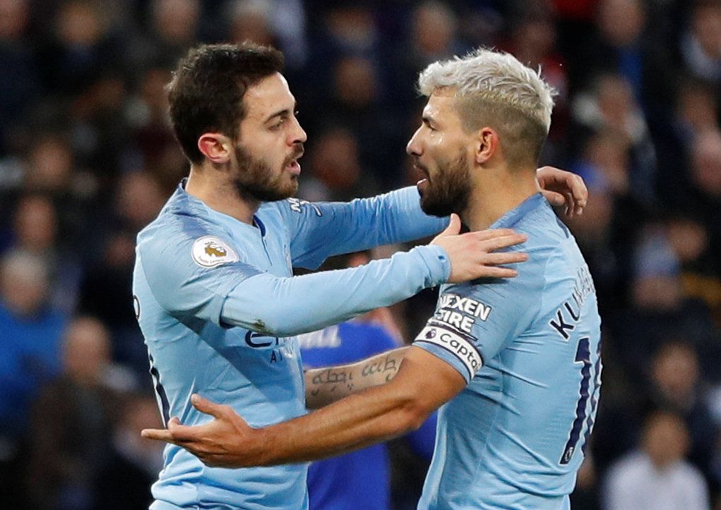 Záložník Manchesteru City Bernardo Silva se spoluhráčem Agüerem slaví svou branku na hřišti Leicesteru