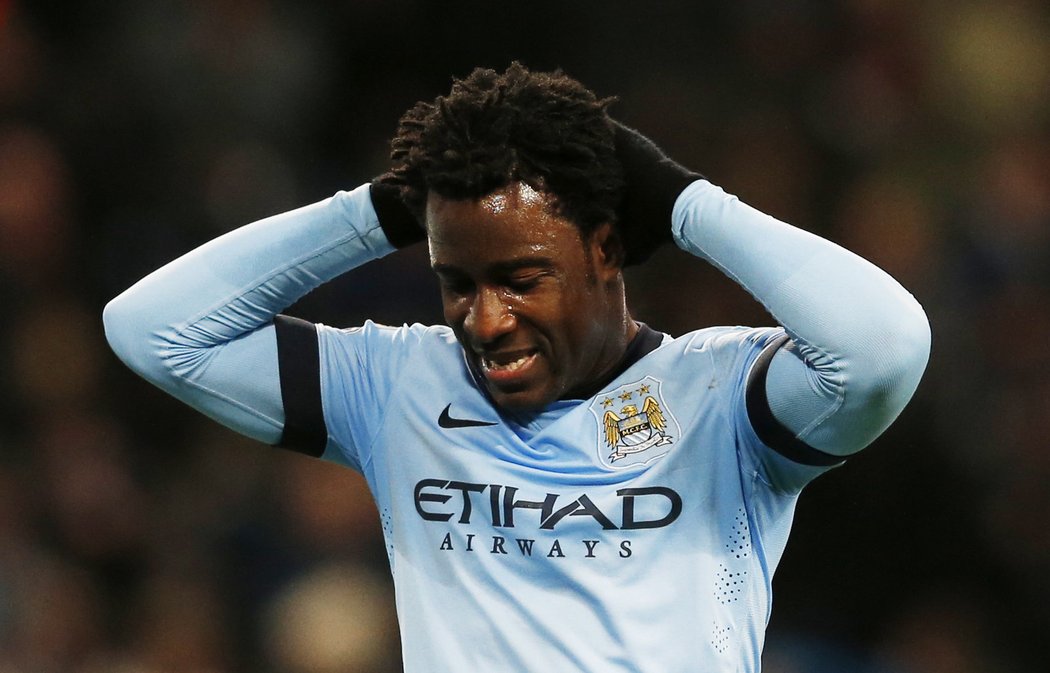 Nový obrázek v Premier League. Útočník Bony Wilfried na hrotu sestavy Manchesteru City. Moc se chtěl prosadit, po jedné z šancí se chytil zklamaně za hlavu.