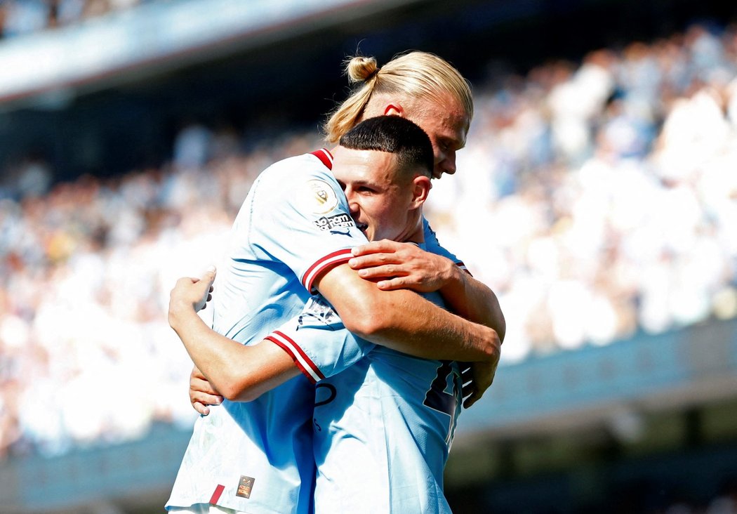 Erling Haaland se objímá se střelcem Philem Fodenem. Manchester City doma vyprášil Bournemouth 4:0 a vede Premier League