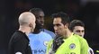 Brankář Manchesteru City Claudio Bravo ukazuje rozhodčímu zraněný dolní ret