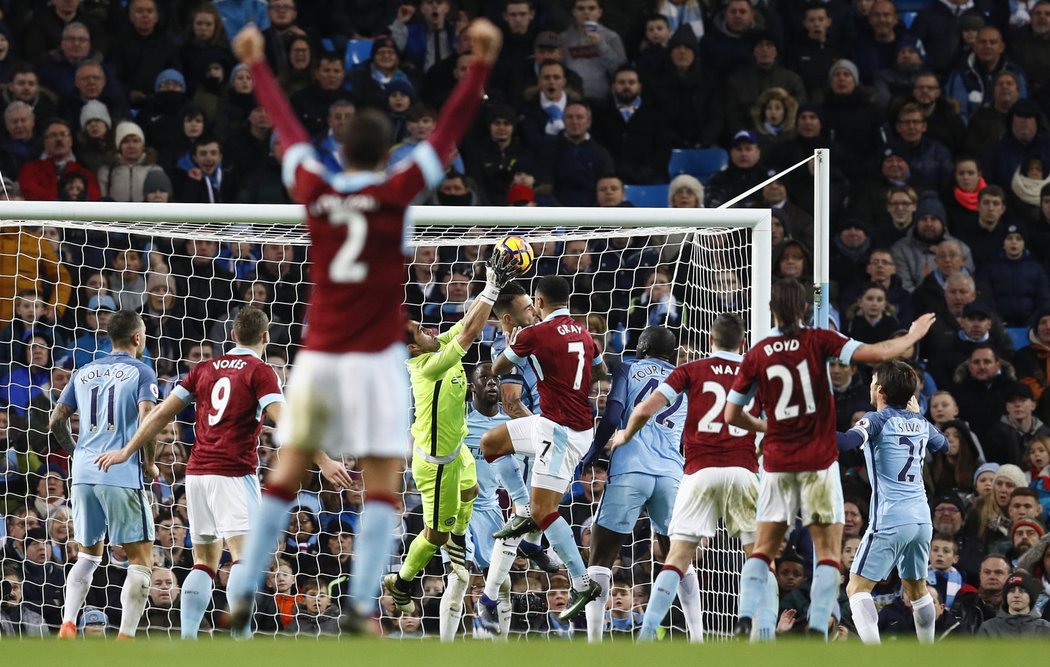 Je tam! Hráči Burnley slaví gól do sítě Manchesteru City, kterou neuhlídal Claudio Bravo.