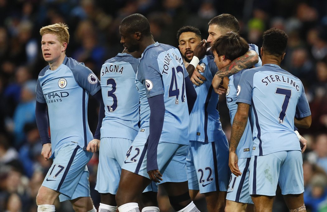 Hráči Manchesteru City slaví gól Gaela Clichyho do sítě Burnley