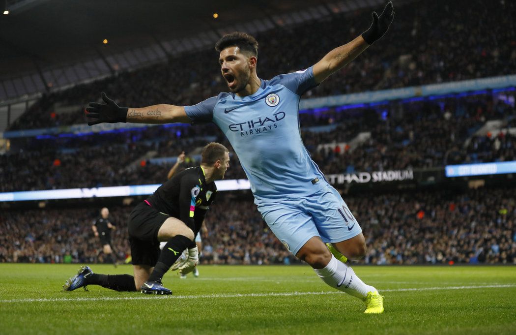 Sergio Agüero slaví vedoucí branku Manchesteru City do sítě Burnley.