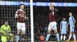 Útočník Burnley Sam Vokes promarnil šanci vyrovnat zápas s Manchesterem City