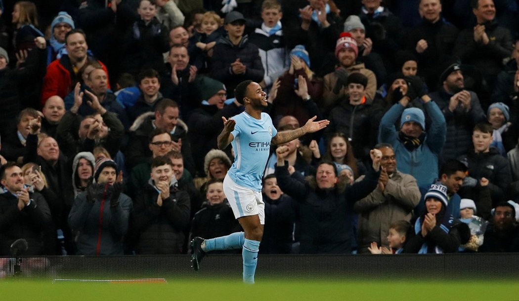 Raheem Sterling si užívá ovací domácího publika