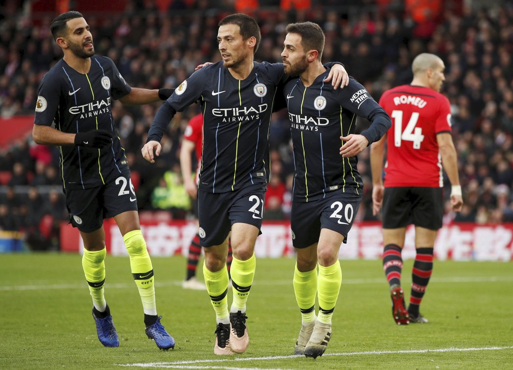 První gól Manchesteru City vstřelil v Southamptonu David Silva (uprostřed)