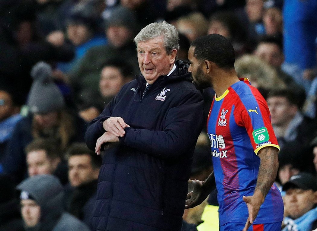 Trenér Crystal Palace Roy Hodgson udílí pokyny Jasonu Puncheonovi