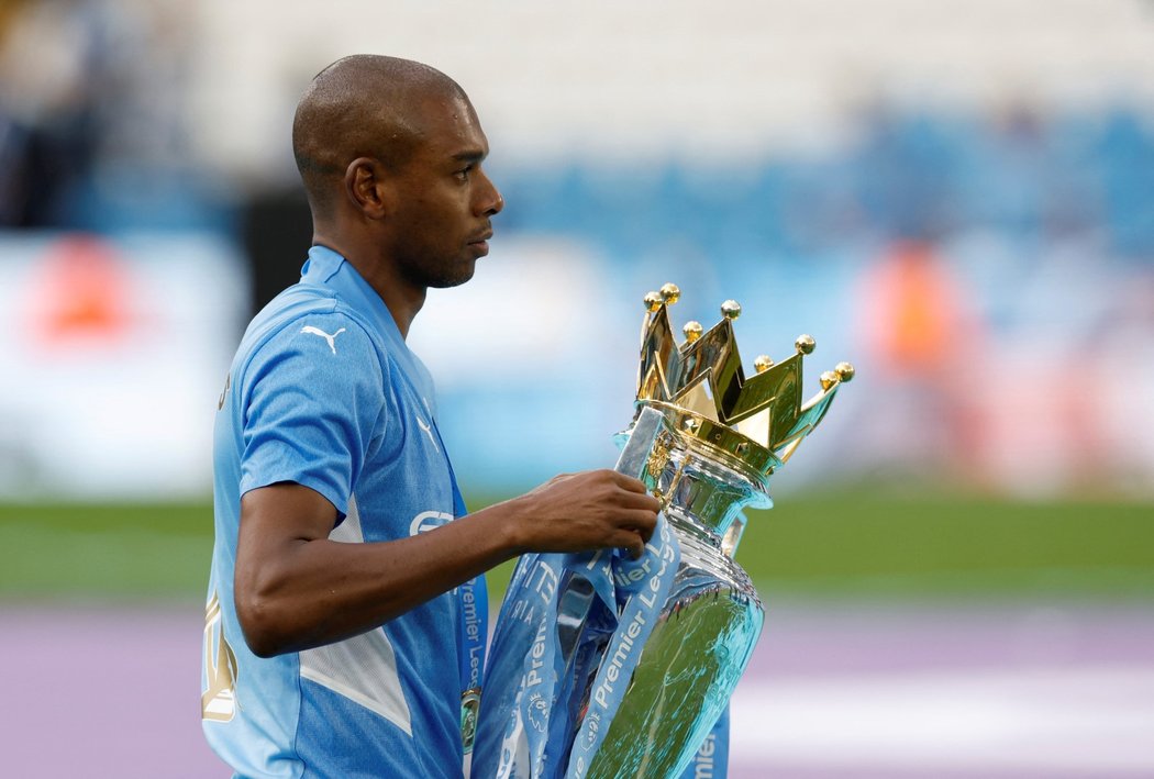Fernandinho se s Manchesterem City rozloučil s trofejí