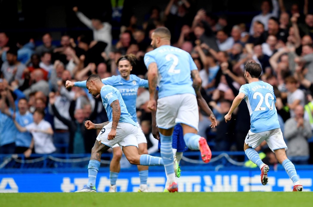 Gabriel Jesus oslavuje se spoluhráči z Manchesteru City svou trefu proti Chelsea