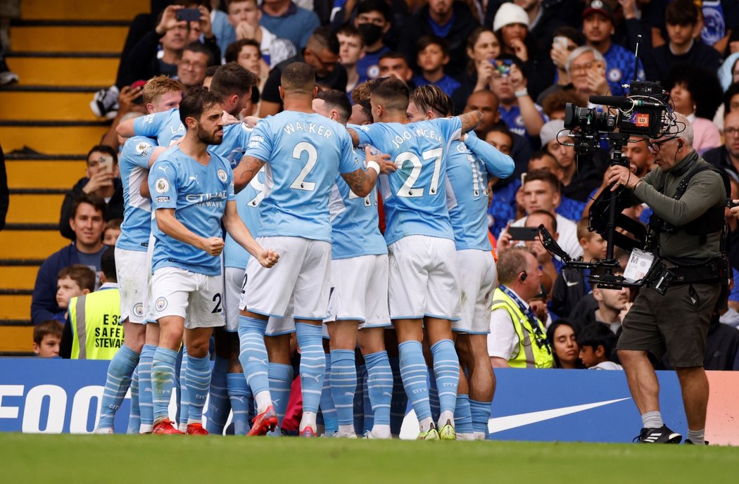 Gabriel Jesus oslavuje se spoluhráči z Manchesteru City svou trefu proti Chelsea