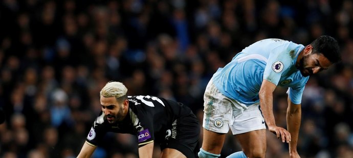 Záložník Leicesteru Riyad Mahrez v souboji s Ilkay Gundogan v duelu s Manchesterem City
