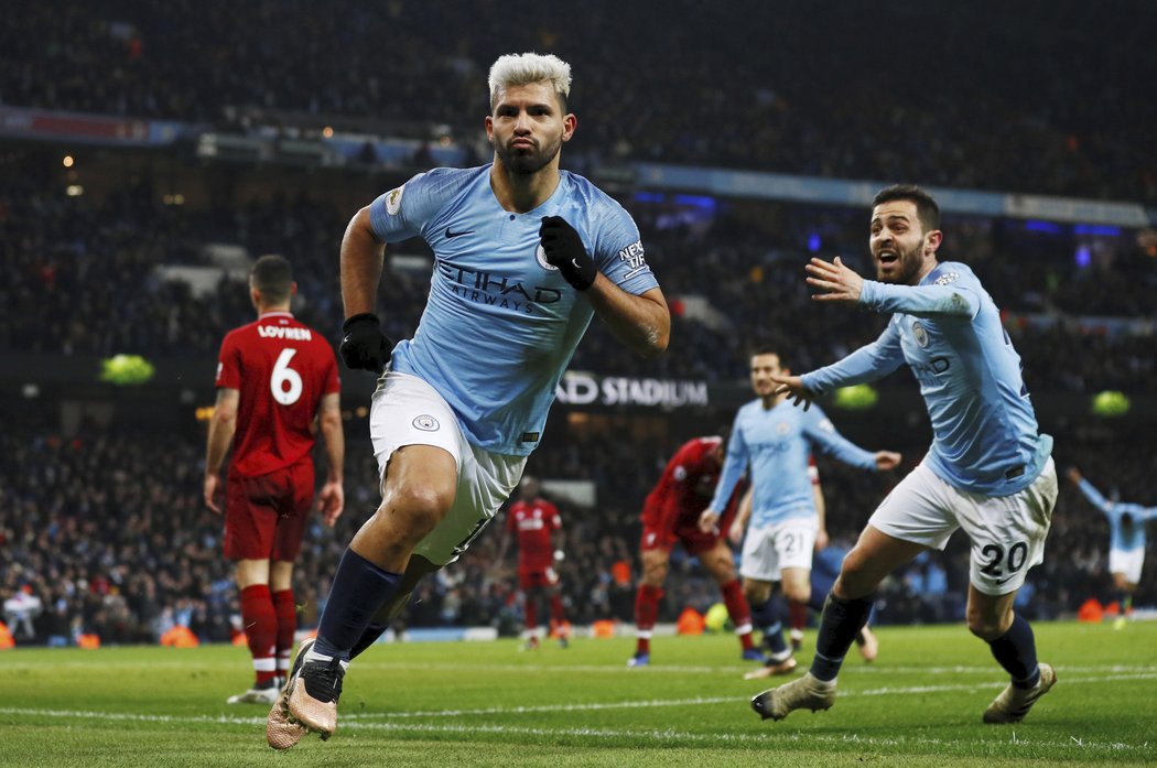Sergio Agüero slaví svůj gól do sítě Liverpoolu