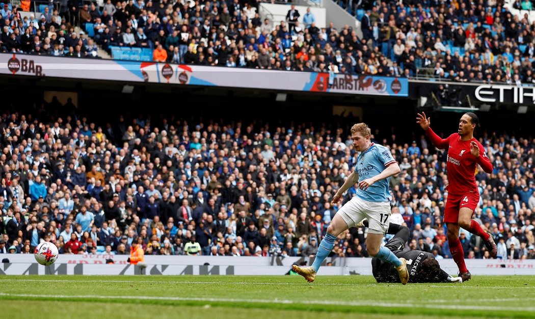 Kevin De Bruyne posílá míč do sítě