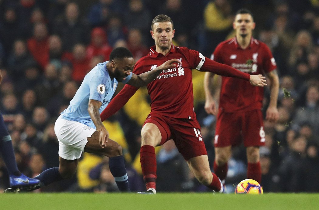 Kapitán Liverpoolu Jordan Henderson v souboji s Raheemem Sterlingem z Manchesteru City