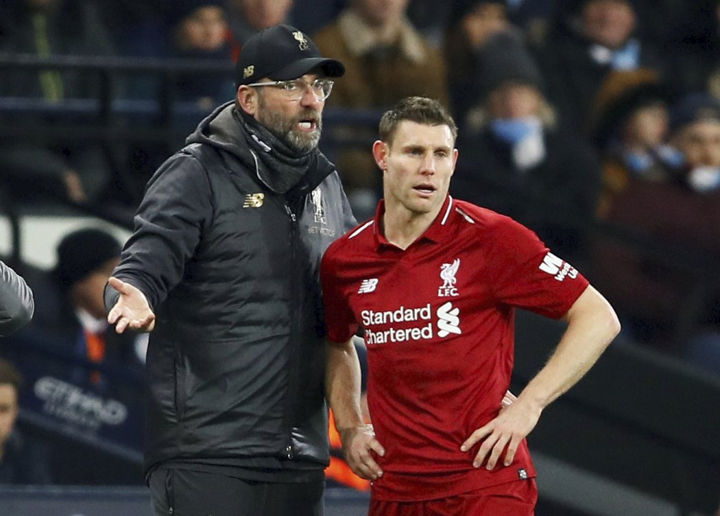 Kouč Liverpoolu Jürgen Klopp udílí během zápasu pokyny Jamesi Milnerovi