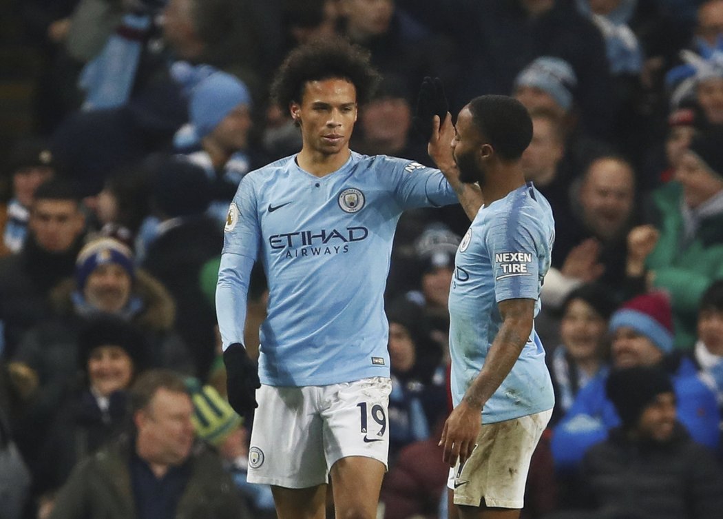 Leroy Sané (vlevo) vrátil Manchesteru City vedení v souboji s Liverpoolem