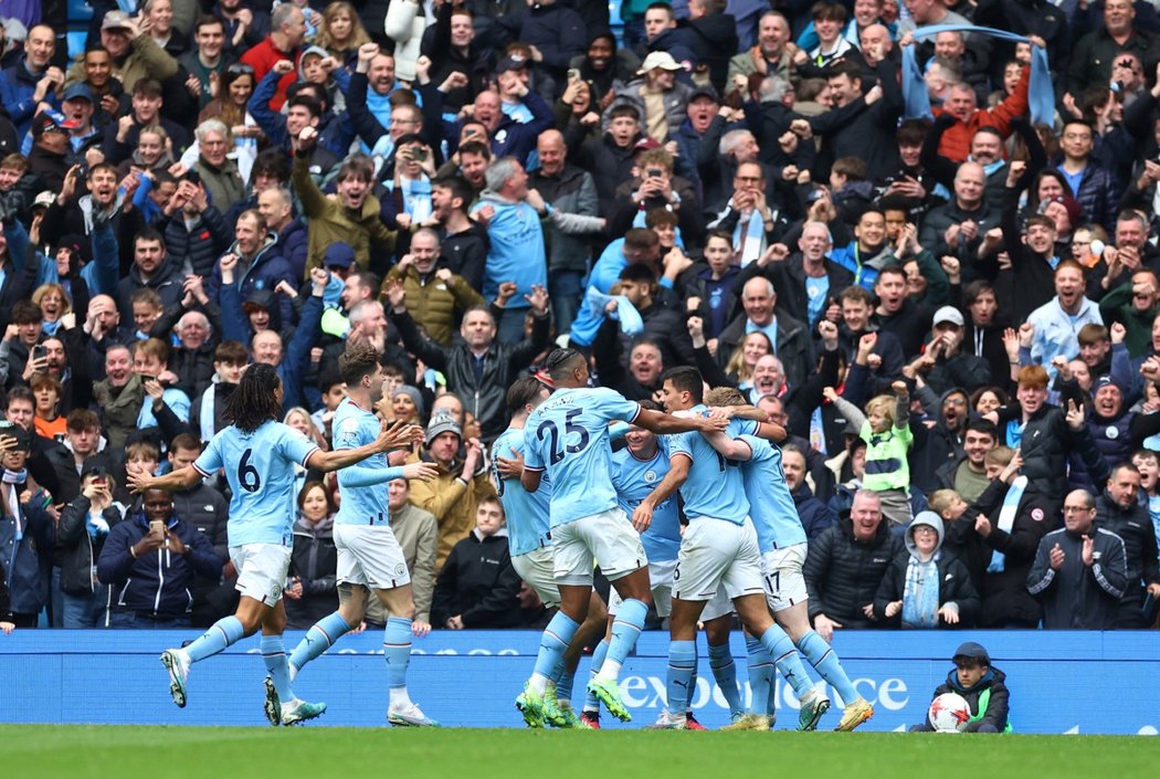 Fotbalisté Manchesteru City se radují z trefy proti Liverpoolu